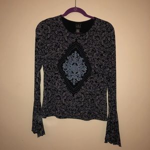 💙 Bell sleeve medallion shirt